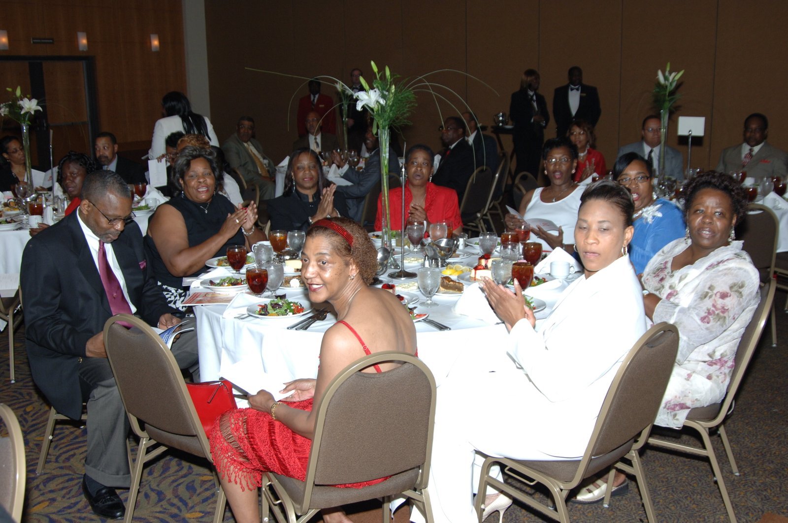Alumni at formal banquet event with white tablecloths and flowers