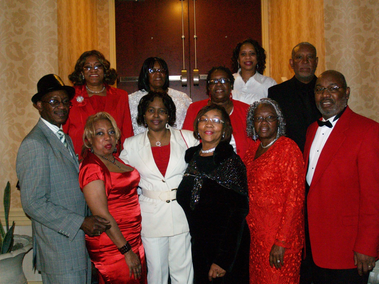 Alumni posing together for group photo