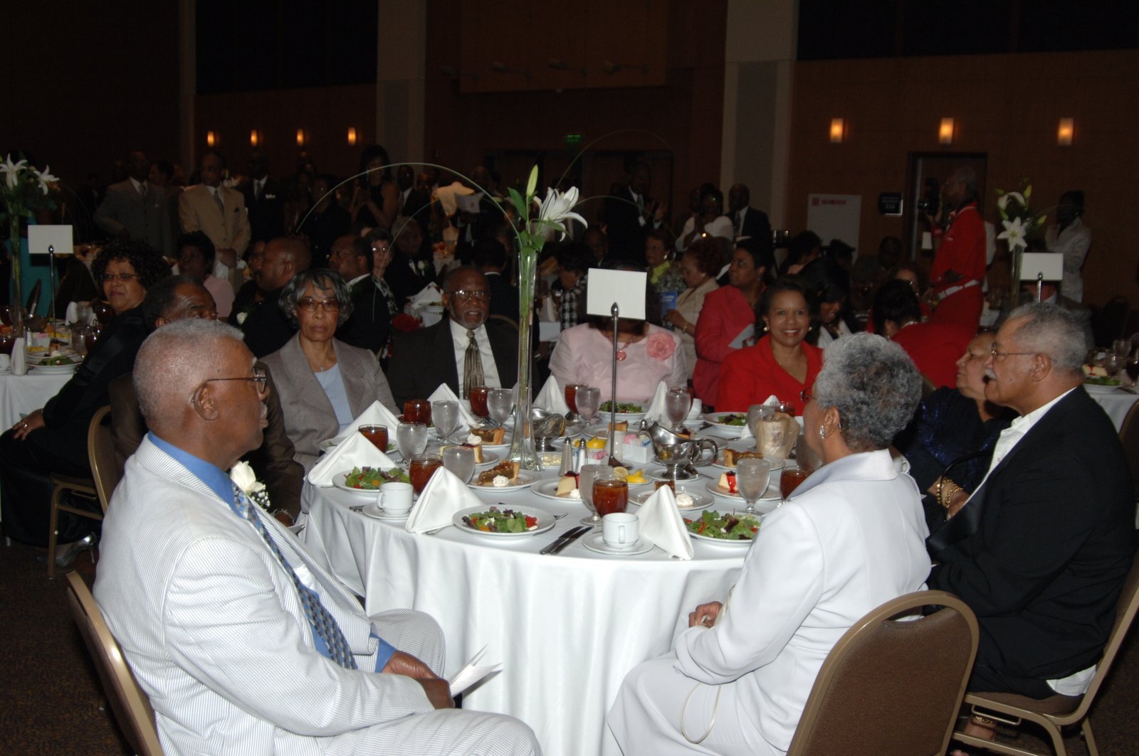 Alumni at formal banquet dinner with white tablecloths
