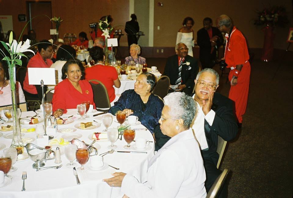 Alumni at formal dinner event with flowers